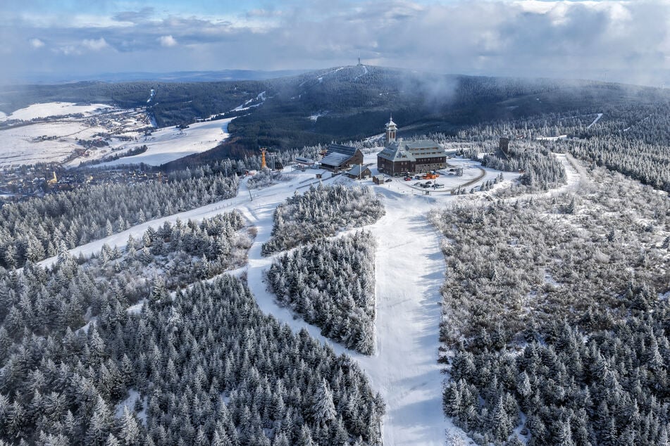 Auch in der Nacht auf Dienstag wird im Erzgebirge oberhalb von 600 Metern länger anhaltender Schneefall erwartet. (Archiv)
