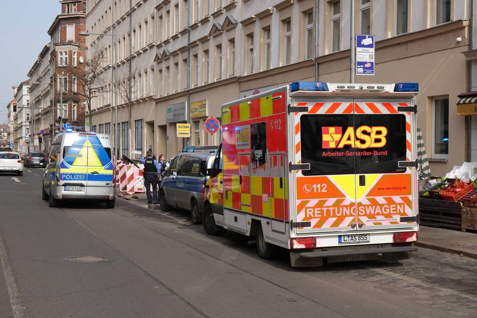 Polizei und Rettungsdienst waren am Mittag an der Eisenbahnstraße im Einsatz, nachdem ein Beamter von einem Auto erfasst wurde.