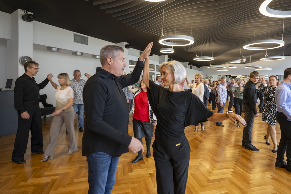 Mit Tanzschulchefin Sindy Hohmann (42) zeigte Joachim Llambi Rumba und Langsamen Walzer.