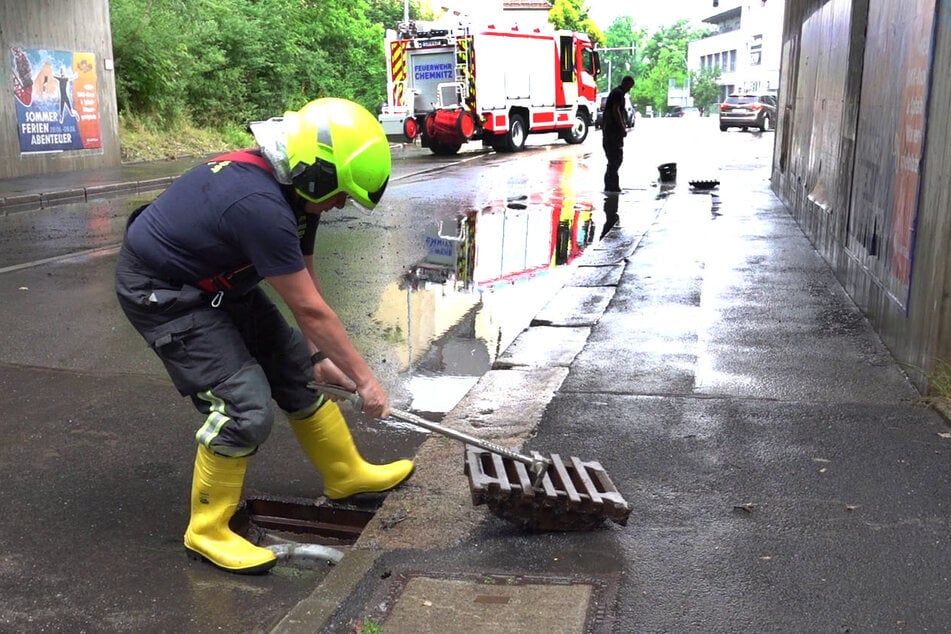 Unwetter und überlaufende Gullys wie hier auf der Zwickauer Straße bescheren den Kameraden zunehmend mehr Einsätze.