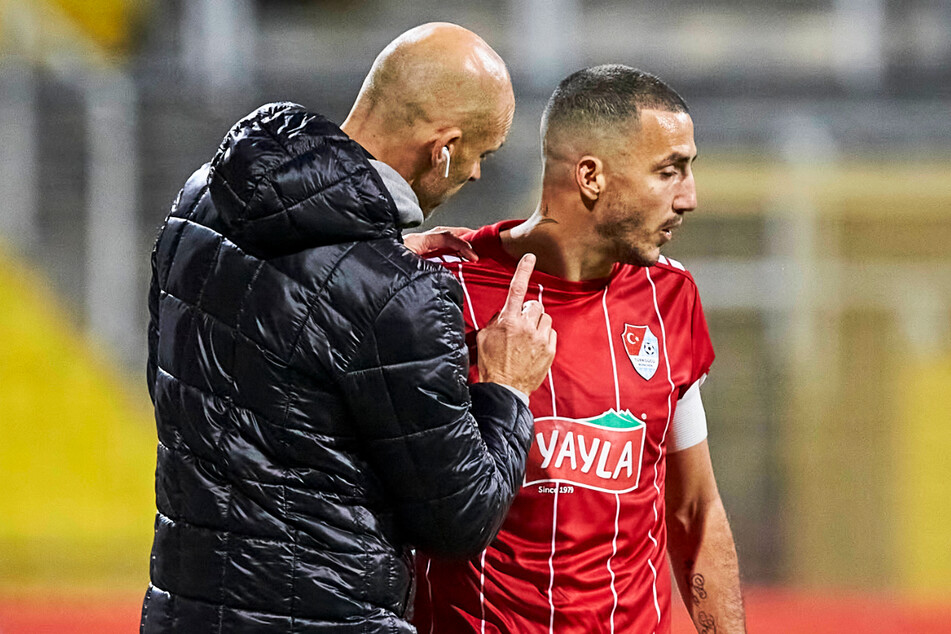 Alexander Schmidt (52, l.) redet als Türkgücü-Coach auf Sercan Sararer (31) ein. Möglich, dass sich beide bei Dynamo wiedersehen.