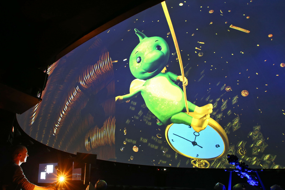 Der kleine Drache Tabaluga erlebt Abenteuer im Planetarium.