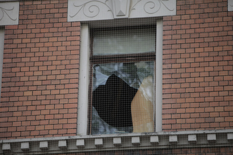 Beim Einsturz der Zwischendecken zerbarsten die Fensterscheiben. Das Glas regnete auf die Straße.