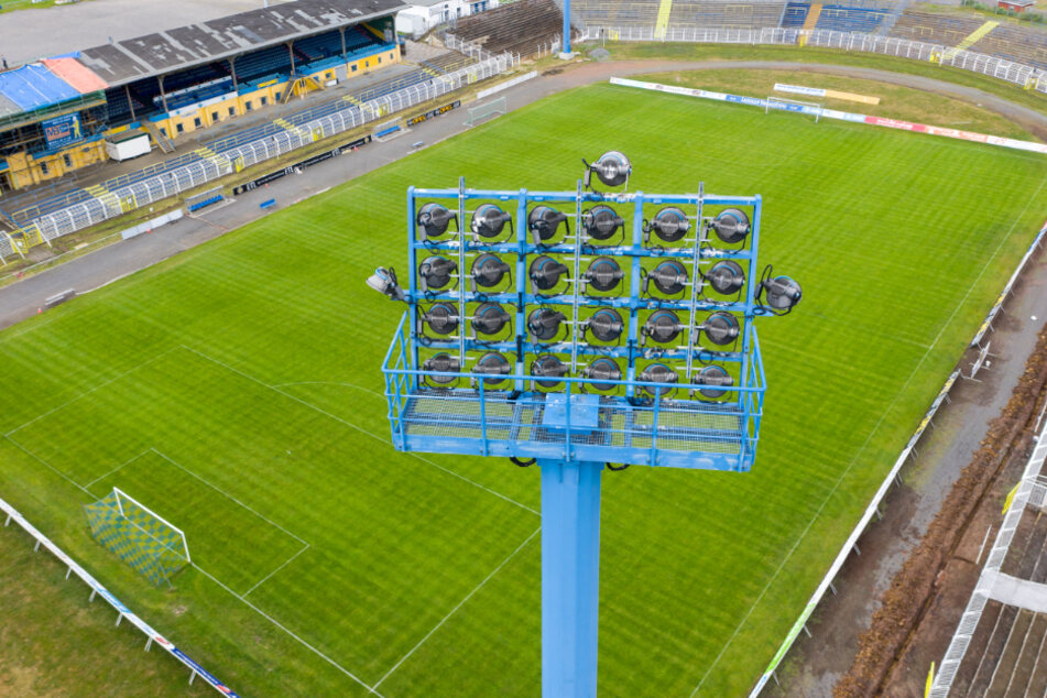 Nicht nur in Leipzig hofft man darauf, dass der Rasen in den Fußballstadien wieder bespielt werden darf. (Archivbild)