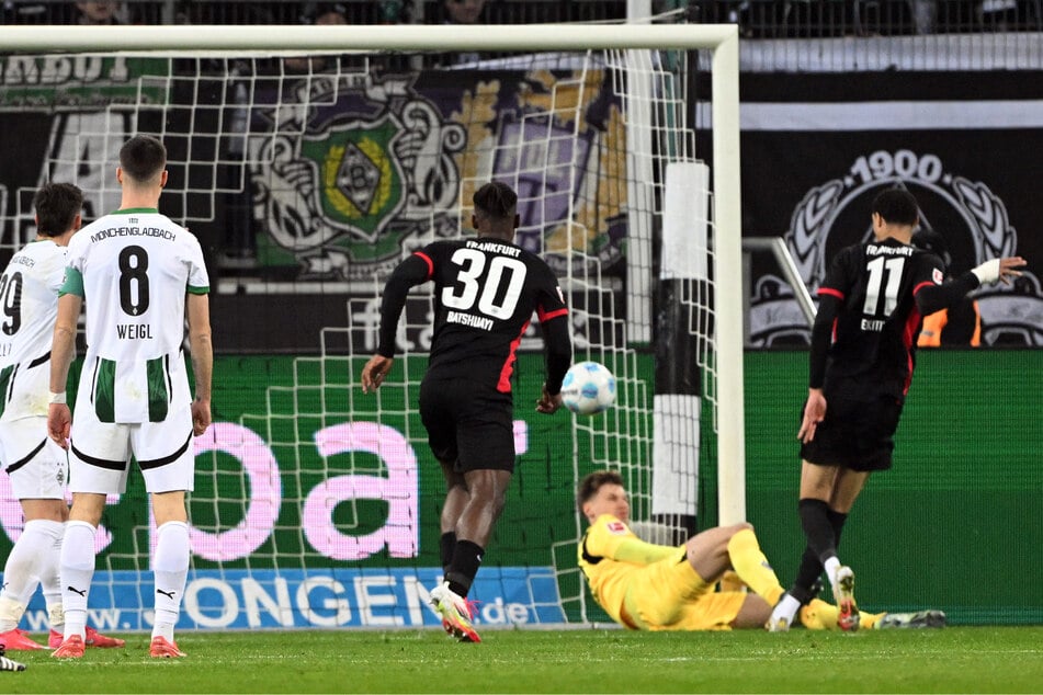 Tor zum 1:1: Moritz Nicolas (2.v.r.) konnte noch hervorragend parieren, gegen den Nachschuss von Hugo Ekitiké (r.) hatte er aber keine Chance.