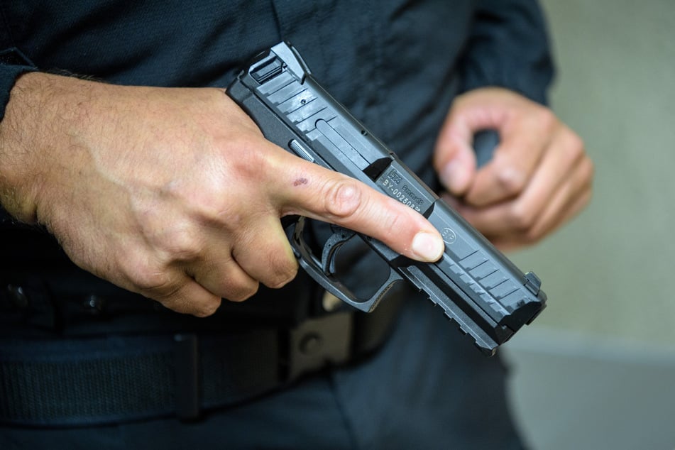 Weil ein Auto auf ihn zusteuerte, musste ein Streifenbeamter (33) in Dresden am Samstag seine Dienstwaffe einsetzen. (Symbolfoto)