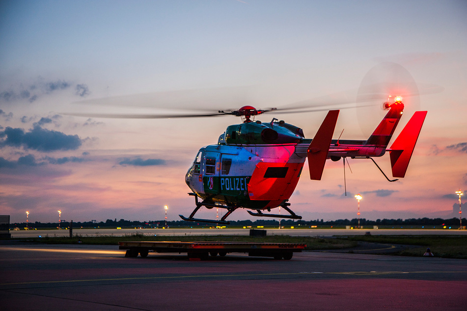 Mit einem Polizeihubschrauber suchten Einsatzkräfte das Gelände auch aus der Luft nach dem Quartett ab. (Symbolbild)