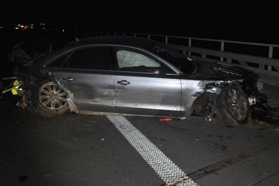 Unfall A9: Reifenschaden auf der A9: Autoteile schleudern in den Gegenverkehr