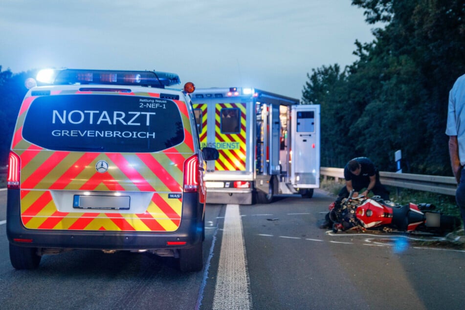 Der Notarzt hat den Biker vor Ort reanimiert. Der 60-Jährige erlag jedoch seinen schweren Verletzungen.