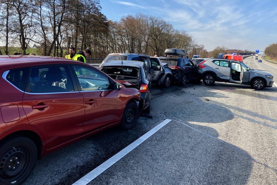 Insgesamt sieben Autos waren an dem Unfall beteiligt.