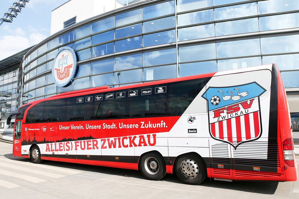 Der Mannschaftsbus des FSV Zwickau (hier vorm Rostocker Ostseestadion) muss ganz schön Kilometer "schrubben".