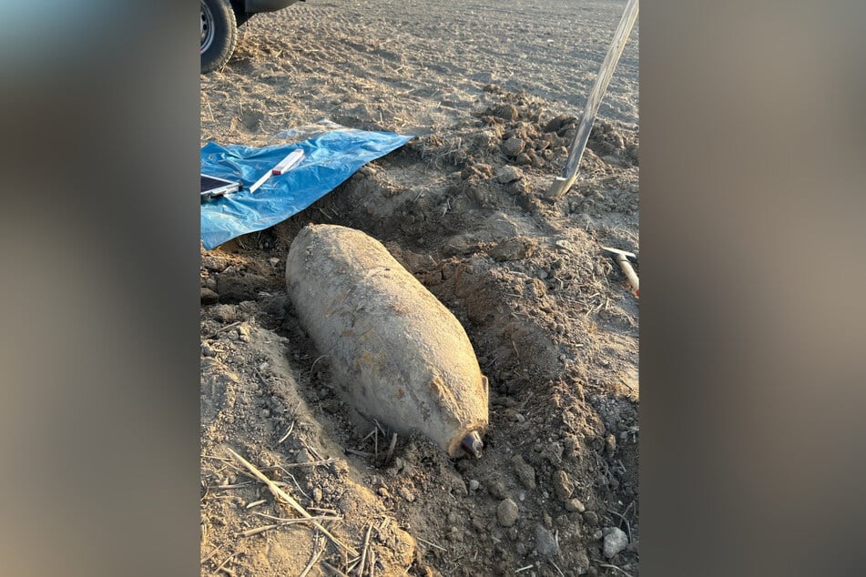 Diese Fliegerbombe wurde am Freitagnachmittag auf einem Feld gefunden.