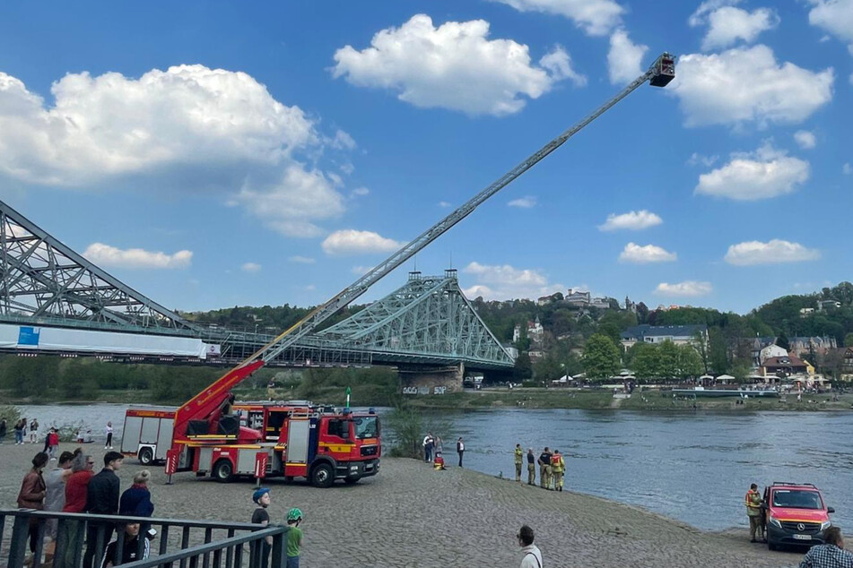 Dresden: Während Flottenparade: Großer Feuerwehreinsatz am Blauen Wunder