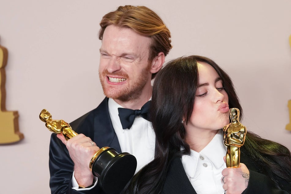 Billie Eilish (r.) and her brother, Finneas, usually get along great, but in their recent Hot Ones battle, the claws came out.