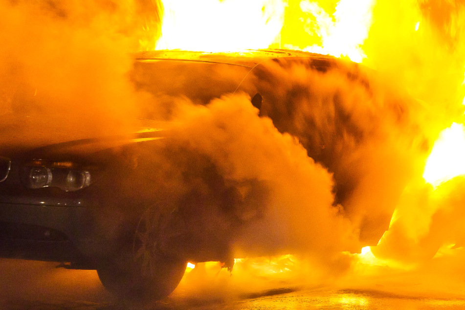 Laut Polizei löste ein technischer Defekt den Auto-Brand aus (Symbolbild).