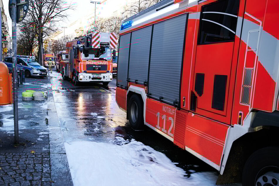Einsatzkräfte der Berliner Feuerwehr fanden die Leiche einer Frau in Berlin-Mariendorf. (Symbolbild)