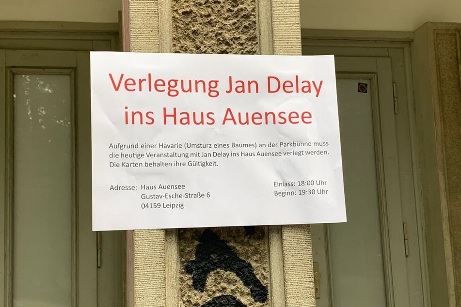 Schilder am Gebäude wiesen auf die Verlegung des Konzerts von Jan Delay (48) hin.