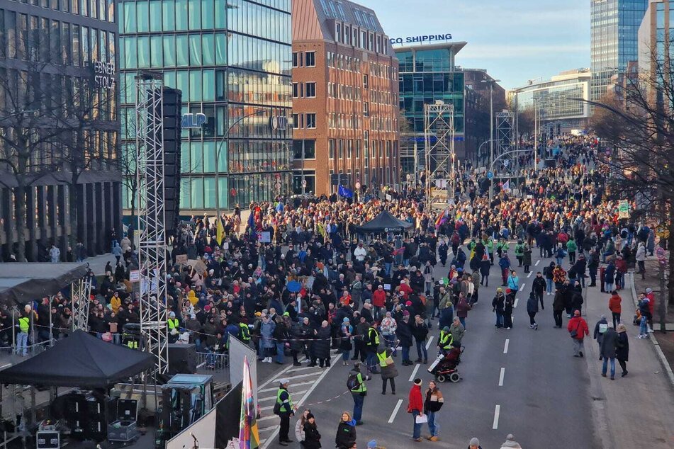 Schon vor 14 Uhr versammelten sich Hunderte Menschen auf der Ludwig-Erhard-Straße.