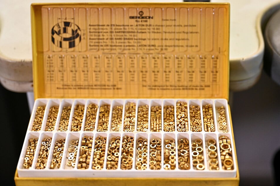 Goldschatulle für Uhrmacher: Sammlung von Laufwerksbuchsen für Regulatoren in verschiedensten Größen.