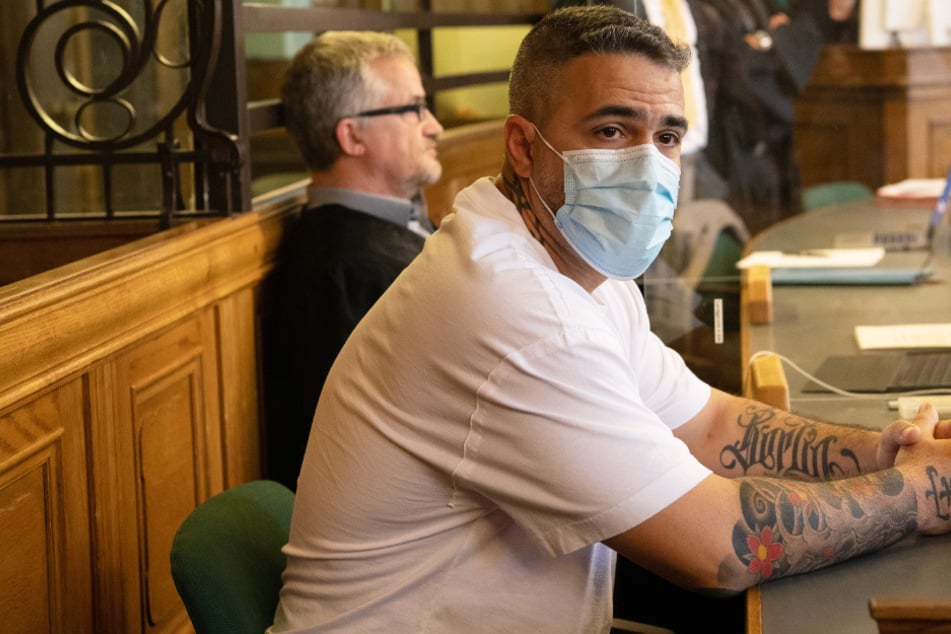 Bushido, sitzt zu Beginn eines Prozesses gegen den Chef einer bekannten arabischstämmigen Großfamilie in einem Gerichtssaal des Landgerichts.