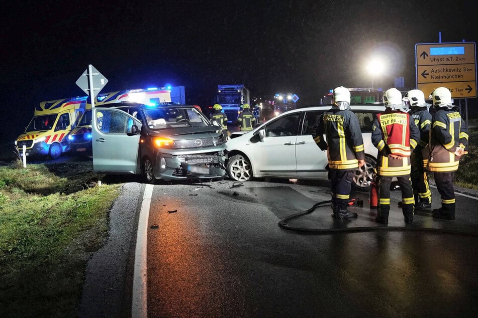 Drei Autos kollidieren in Ostsachsen: Mehrere Verletzte, S101 gesperrt