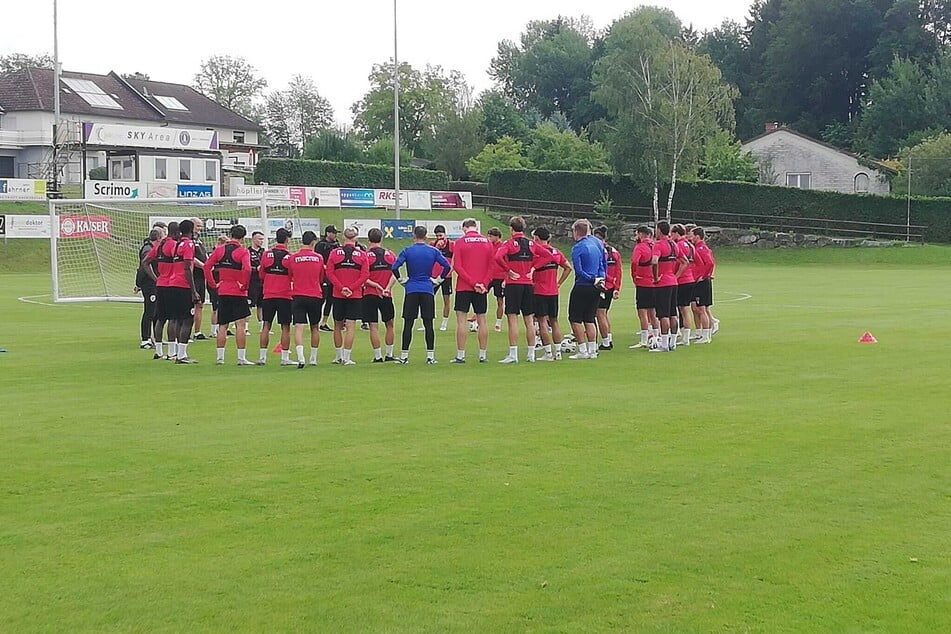 Trainer Pele Wollitz spricht erstmals nach der Ankunft länger zum Team.