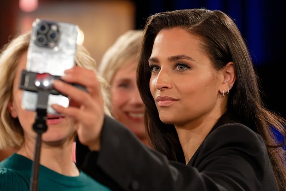 Im Gespräch mit Teilnehmerin Paula Labert (51) hat Amira Aly (33) in ihrem Podcast über "Das große Promibacken" ausgepackt.