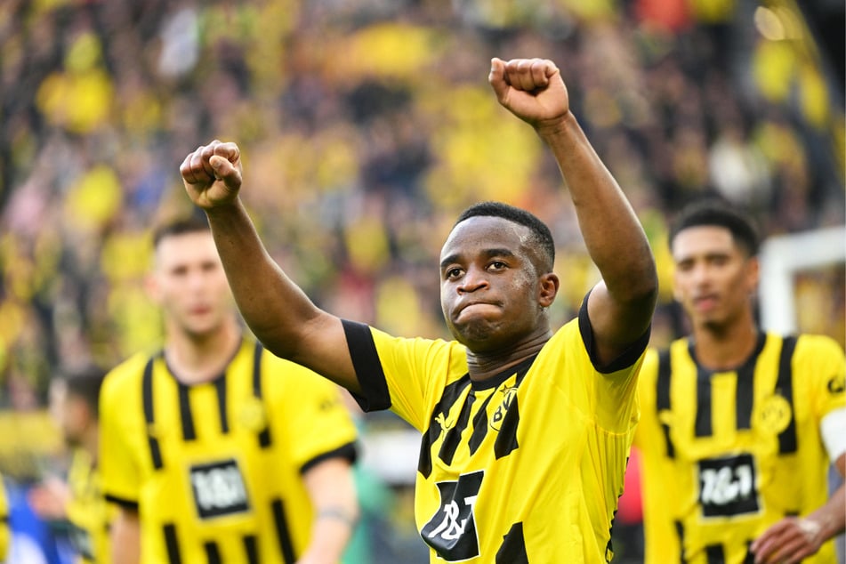 Youssoufa Moukoko (v.) legte für Borussia Dortmund das 5:0 nach.