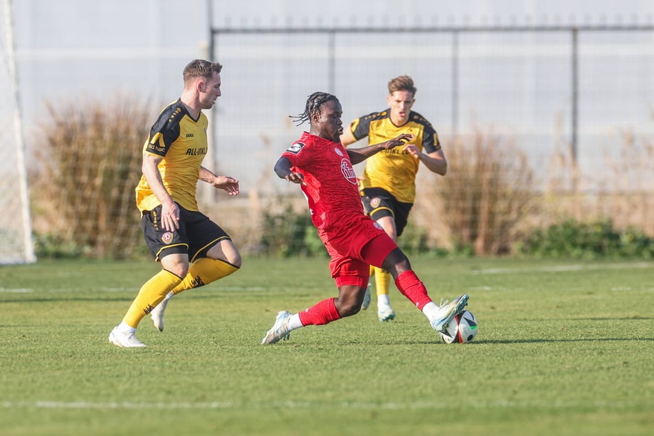 Robin Meißner (25, l., gegen Kelsey Owusu) wirkte im Test gegen Essen nicht nicht fit.