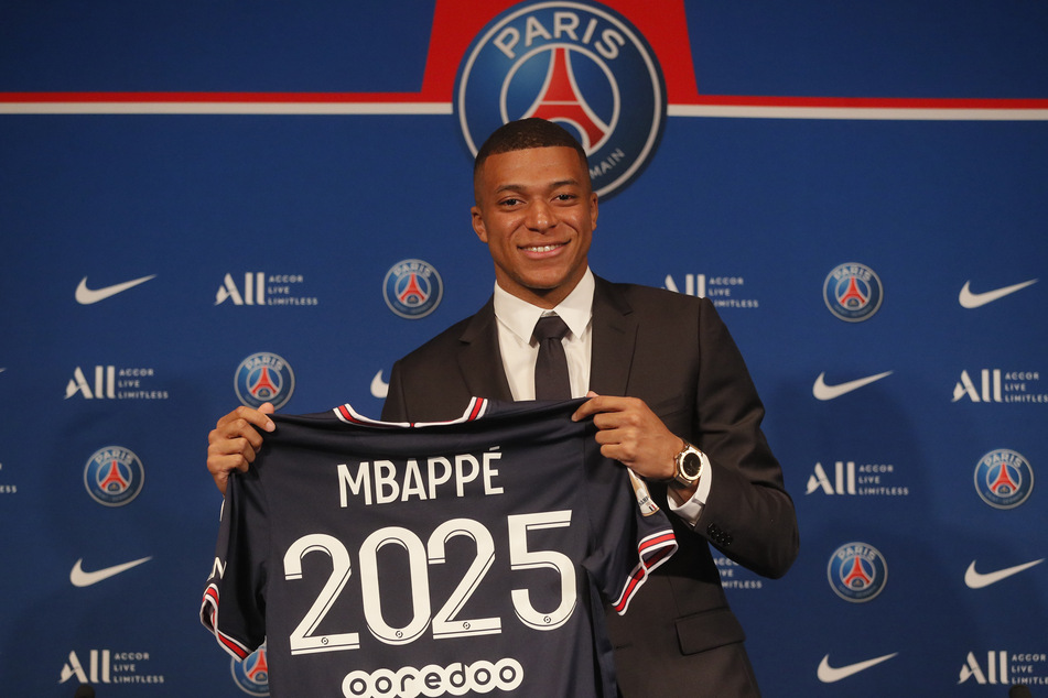 Kylian Mbappe (23) wurde mit einem lukrativen Angebot von einer Verlängerung bei PSG überzeugt.