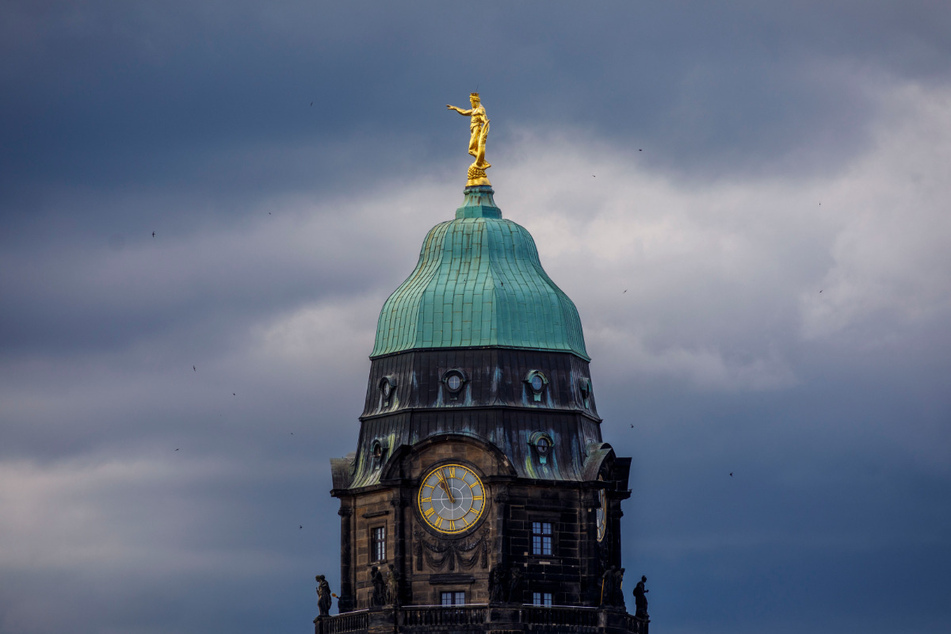 Der Rathausturm von Dresden ist 100,3 Meter hoch.