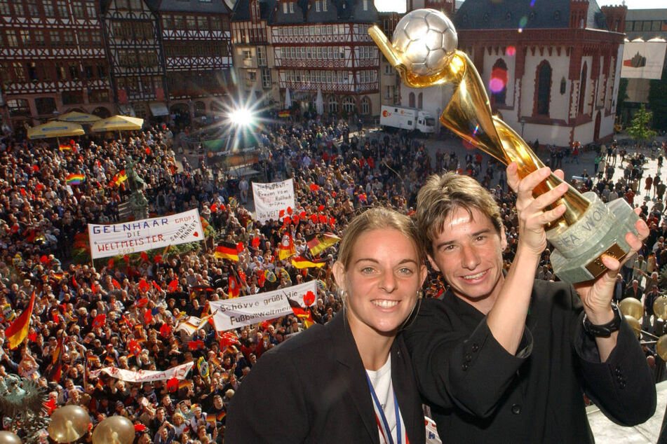 Nia Künzer und Kapitänin Bettina Wiegmann feiern den WM-Titel 2003 auf dem Frankfurter Römer.