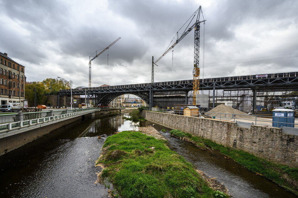Das Chemnitzer Viadukt an der Annaberger Straße wird bald fertiggestellt. Zuvor muss die Brücke allerdings komplett gesperrt werden. Heißt: Statt Züge rollen SEV-Busse durch Chemnitz. (Archivbild)