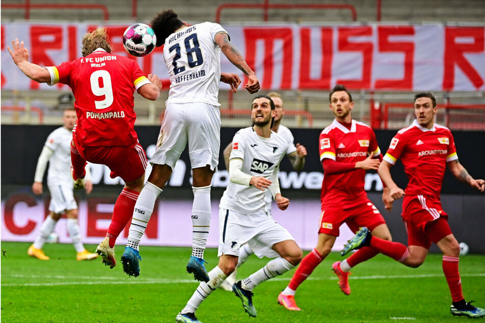 Unions Joel Pohjanpalo (l.) und Hoffenheims Chris Richards im Luftzweikampf um den Ball.