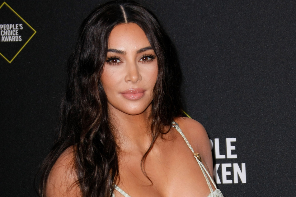 Kim Kardashian (40) fällt gern mit ihren außergewöhnlichen Looks auf.