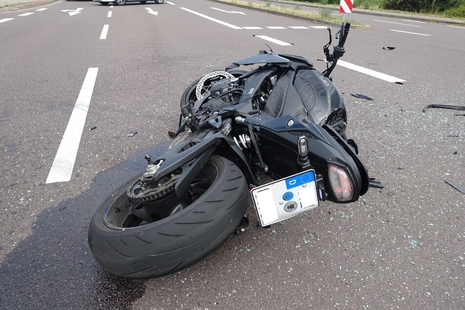 Heftiger Kreuzungs-Crash: Motorradfahrer schwer verletzt