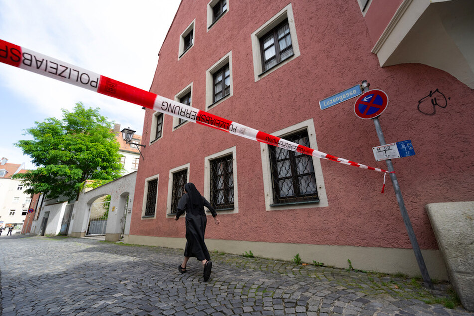 Eine Nonne geht an dem Haus in Regensburg vorbei, in dem Georg Ratzinger, der Bruder des emeritierten Papstes wohnt.