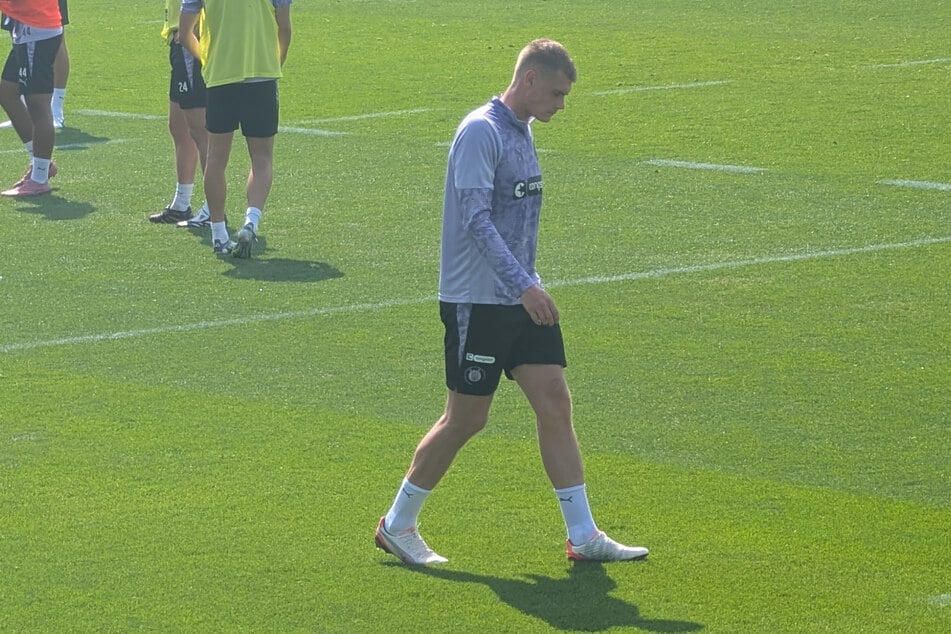 Nach einem Schlag auf die Wade brach Eric Smith das Training ab.
