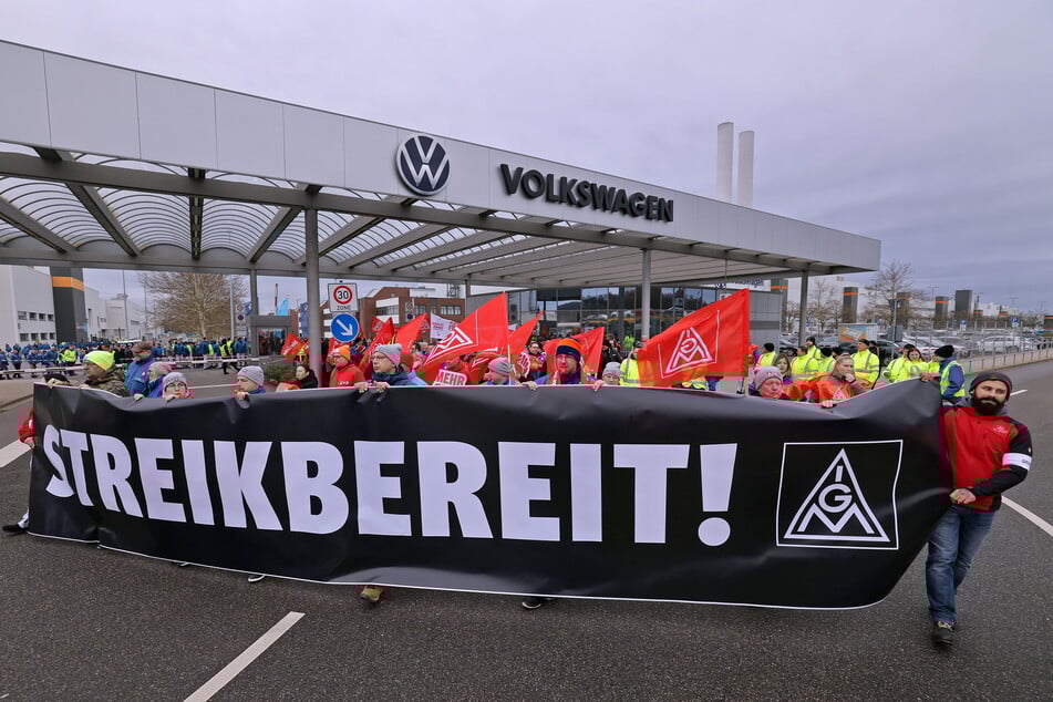 Anfang Dezember 2024 gingen zahlreiche VW-Mitarbeiter in Zwickau auf die Straße. Große Unsicherheiten machten sich breit - wie geht es mit dem VW-Werk in Zwickau weiter?