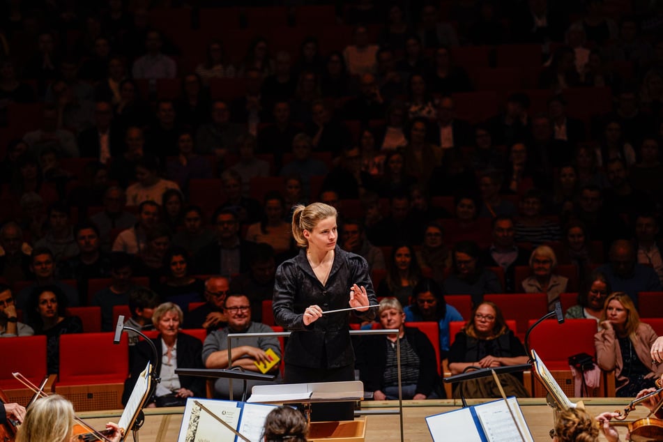 Tabita Berglund (36) mit der Dresdner Philharmonie 2023.