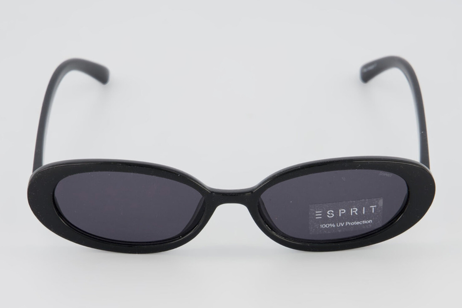 Die Sonnenbrille von Esprit passt perfekt zu dem lässigen Look.