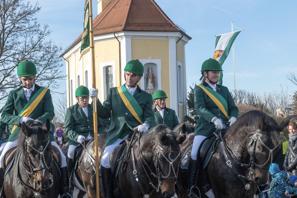 Reiter reiten auf ihren Pferden an der Silvesterkapelle vorbei. Aus Dankbarkeit über das Ende einer Viehseuche reiten in Westhausen seit hunderten von Jahren Reiter beim traditionellen Silvesterritt zu einer Kapelle am Ortsrand.