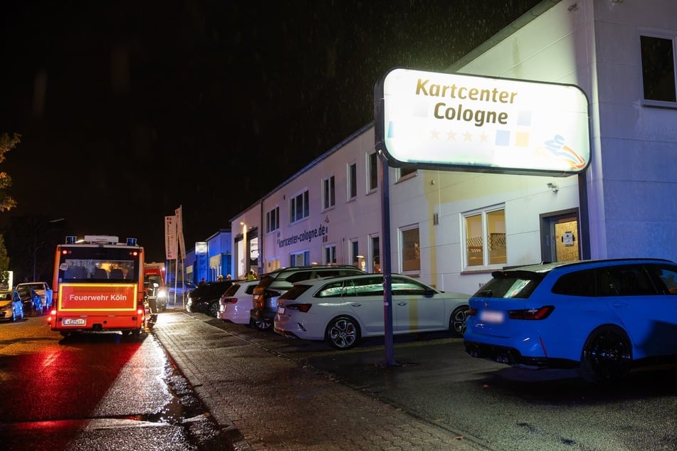 In der Halle des Kartcenters auf der Kelvinstraße in Köln trat das giftige Gas Kohlenmonoxid aus und verursachte einen Großeinsatz.