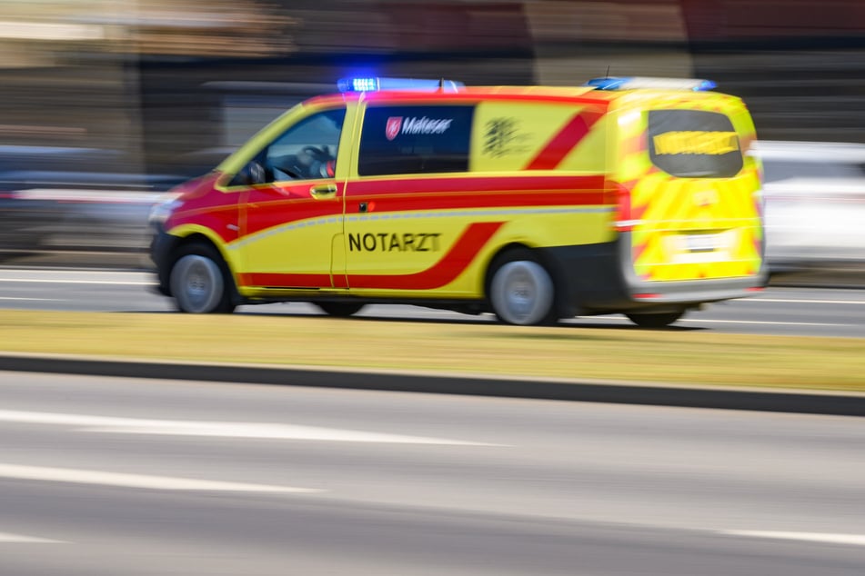 Radlerin prallt in Dresden gegen Autotür: Fahrer lässt schwer verletzte Frau liegen und geht weg