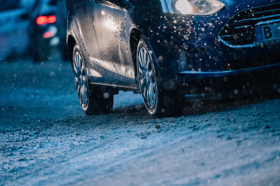 Der Reifenwechsel am Auto steht an. Zwar kann es im Bergland teils noch Schneeschauer geben. Das milde Frühlingswetter wird sich aber zunehmend durchsetzen. (Symbolbild)