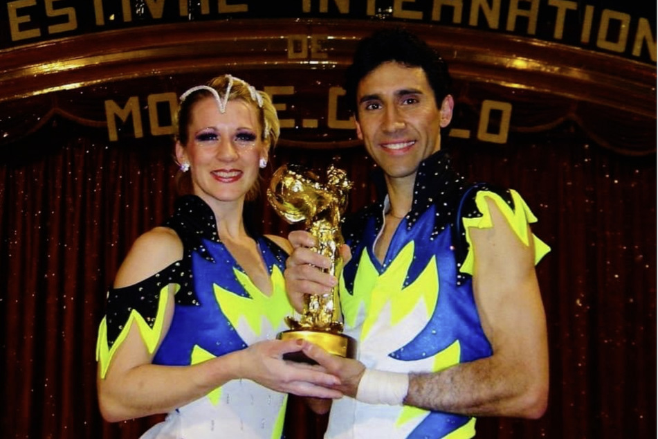 Katya Arata-Quiroga und Nelson Quiroga 2016 in Monta Carlo - stolz zeigen sie den "Goldenen Clown" des Internationalen Zirkusfestivals.