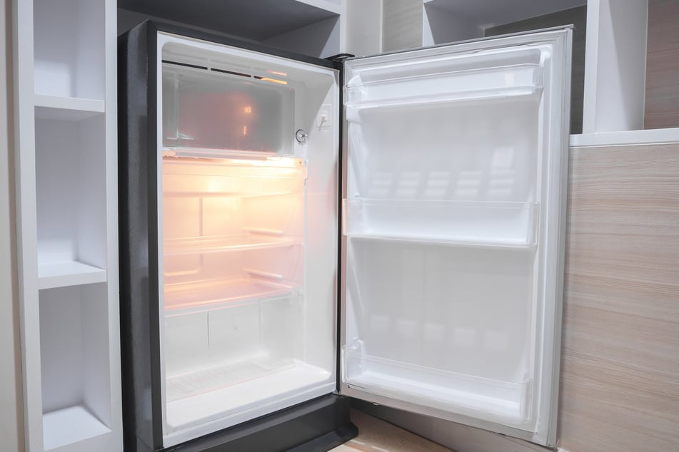 Wer seinen Kühlschrank abtauen will, muss ihn dazu komplett leer räumen.