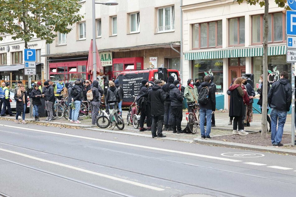 Auf der Karl-Liebknecht-Straße haben sich am Nachmittag doch noch einige Personen versammelt, um offenbar zu demonstrieren.