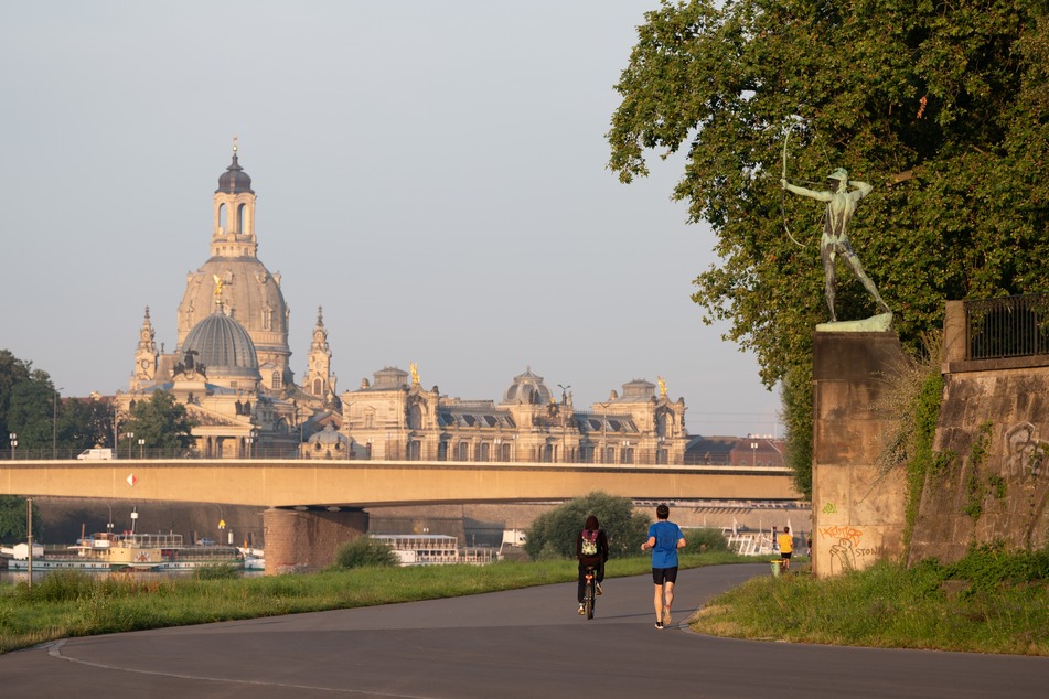 Das Elbufer von Dresden mit der Frauenkirche.