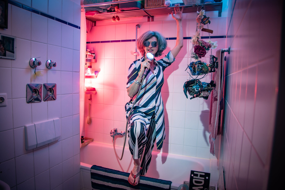 Hat die DJ-Pose immer noch drauf: Patricia Holland Moritz (53) rockt ihr Badezimmer.